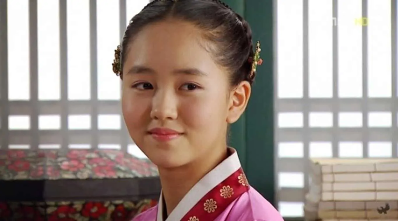 The Moon That Embraces the Sun (2012)